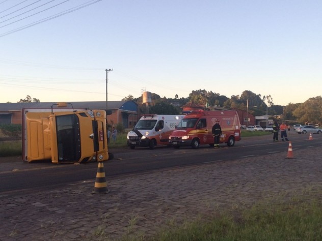 Caminhão tomba na rodovia Rota do Sol em Carlos Barbosa