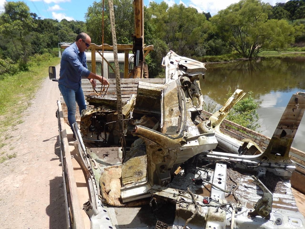 Carcaças de automóveis aparecem na Barragem do Burati em Farroupilha