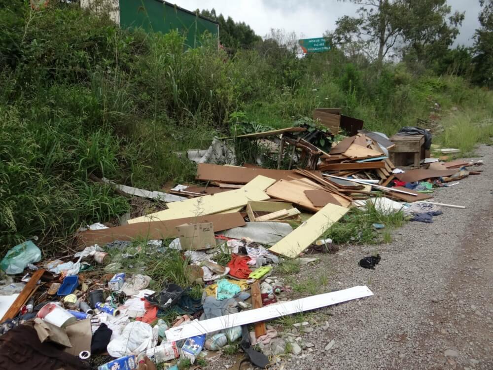 Lixo e entulhos seguem sendo despejados no bairro Três Lagoas em Garibaldi