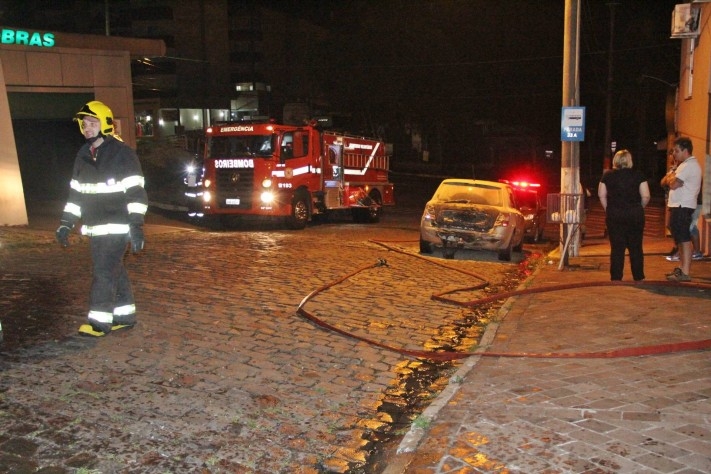 Dois carros queimados durante a madrugada em Carlos Barbosa