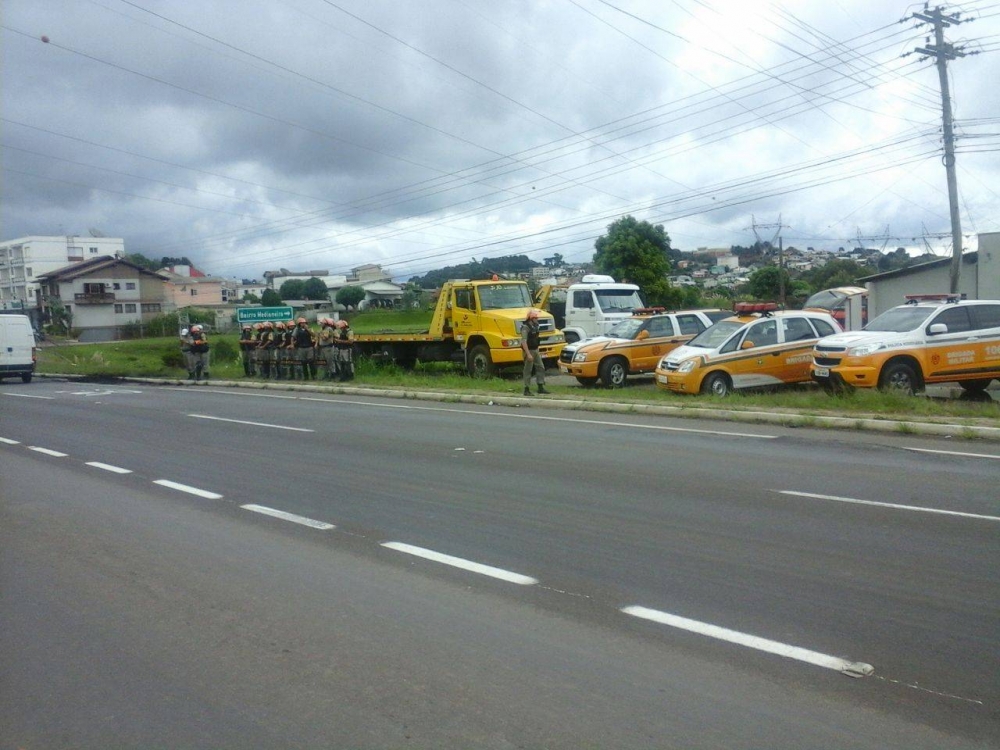 Tropa de Choque na beira da rodovia, frusta protesto na ERS 122 em Farroupilha