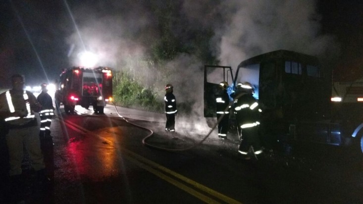 Caminhão pega fogo nesta madrugada na rodovia São Vendelino