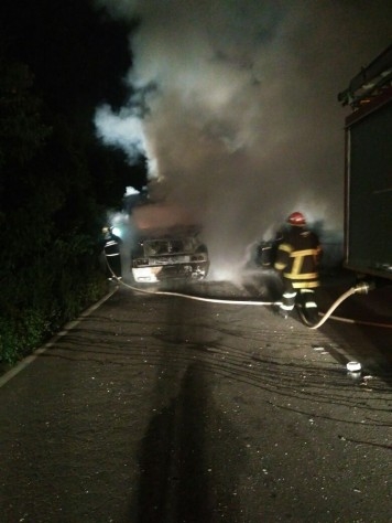 Caminhão pega fogo nesta madrugada na rodovia São Vendelino