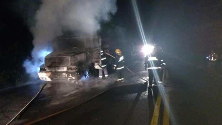 Caminhão pega fogo nesta madrugada na rodovia São Vendelino