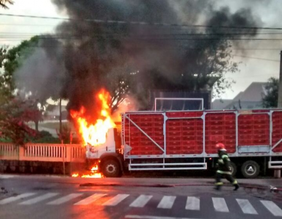 Após furtar objetos na cabine, marginal ateia fogo em caminhão