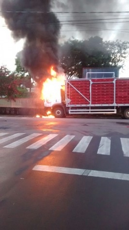 Após furtar objetos na cabine, marginal ateia fogo em caminhão