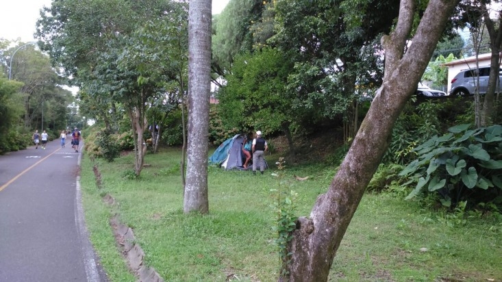 Andarilhos usam Parque da Estação e Ciclovia para acampar em Carlos Barbosa