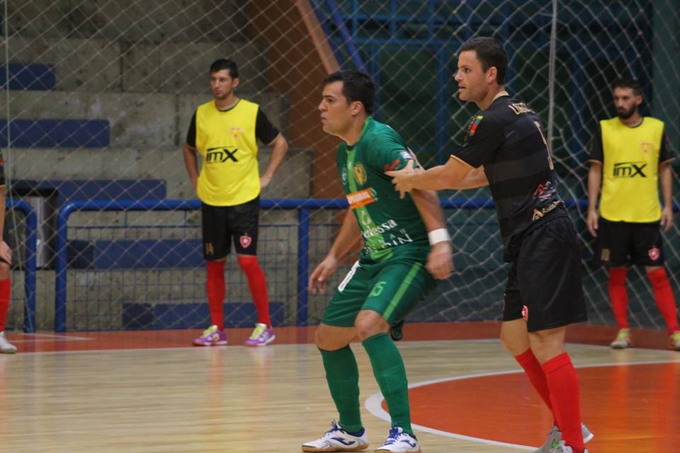 Placar zerado no confronto da final entre Só Pelada e Botafogo em Carlos Barbosa