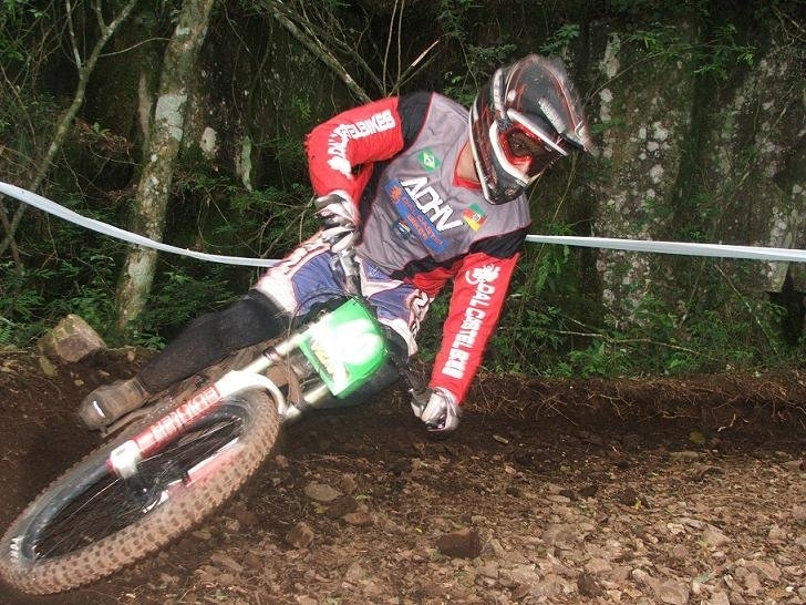 Associação Downhill do Vinho participa da primeira competição da temporada