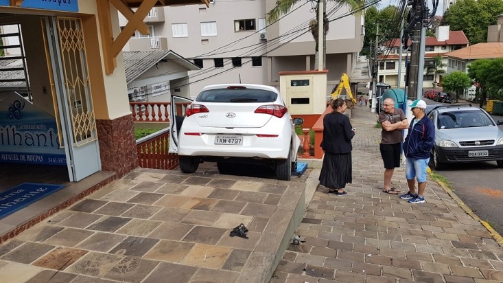 Após colisão, carro invade a calçada  em Carlos Barbosa