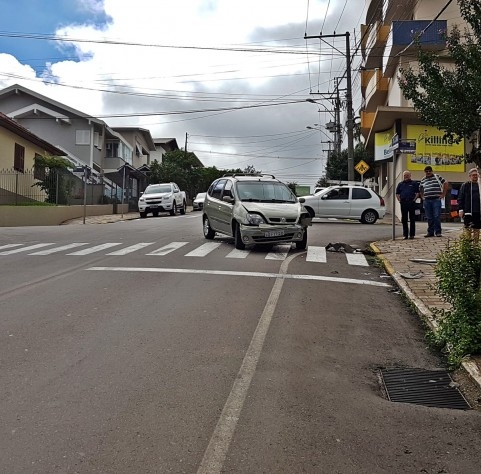 Após colisão, carro invade a calçada  em Carlos Barbosa