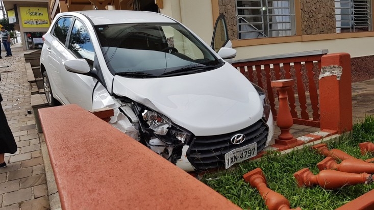 Após colisão, carro invade a calçada  em Carlos Barbosa