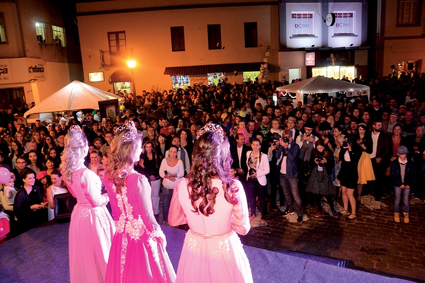 Apresentado os trajes oficiais das Soberanas da Fenachamp 2017