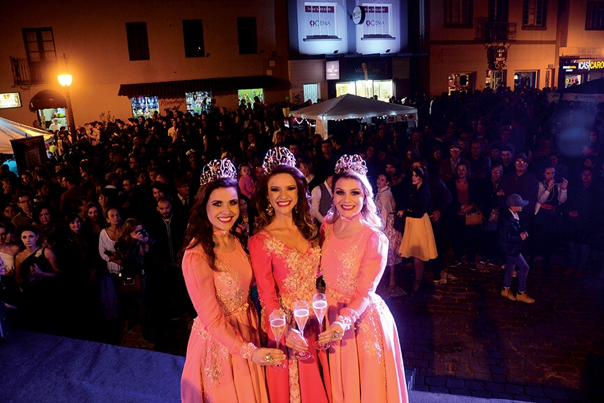 Apresentado os trajes oficiais das Soberanas da Fenachamp 2017