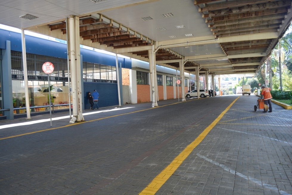 Proibido o estacionamento na rua coberta de Carlos Barbosa