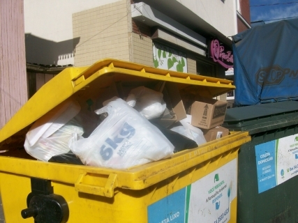 Farroupilha: Lixeiras amanhecem lotadas de lixo nas principais ruas 