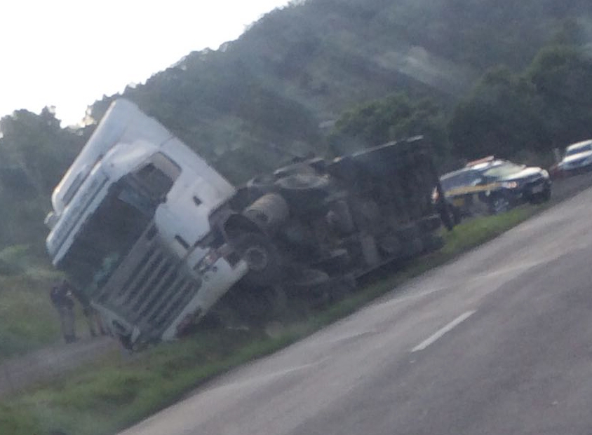 Carreta tomba próximo ao silo da Cesa em Garibaldi