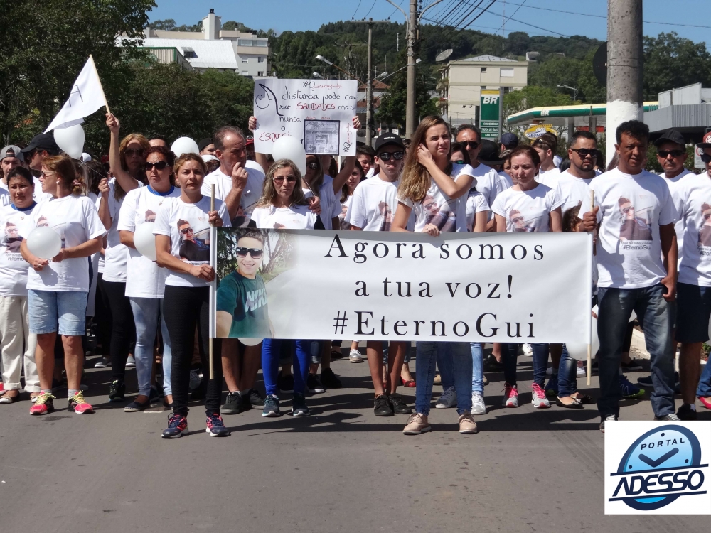 Dezenas de pessoas participam de caminhada em Garibaldi