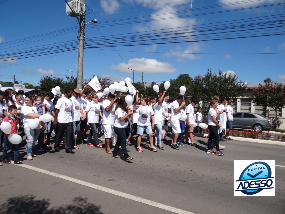 Dezenas de pessoas participam de caminhada em Garibaldi