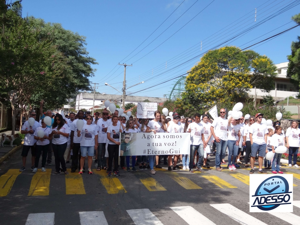 Dezenas de pessoas participam de caminhada em Garibaldi