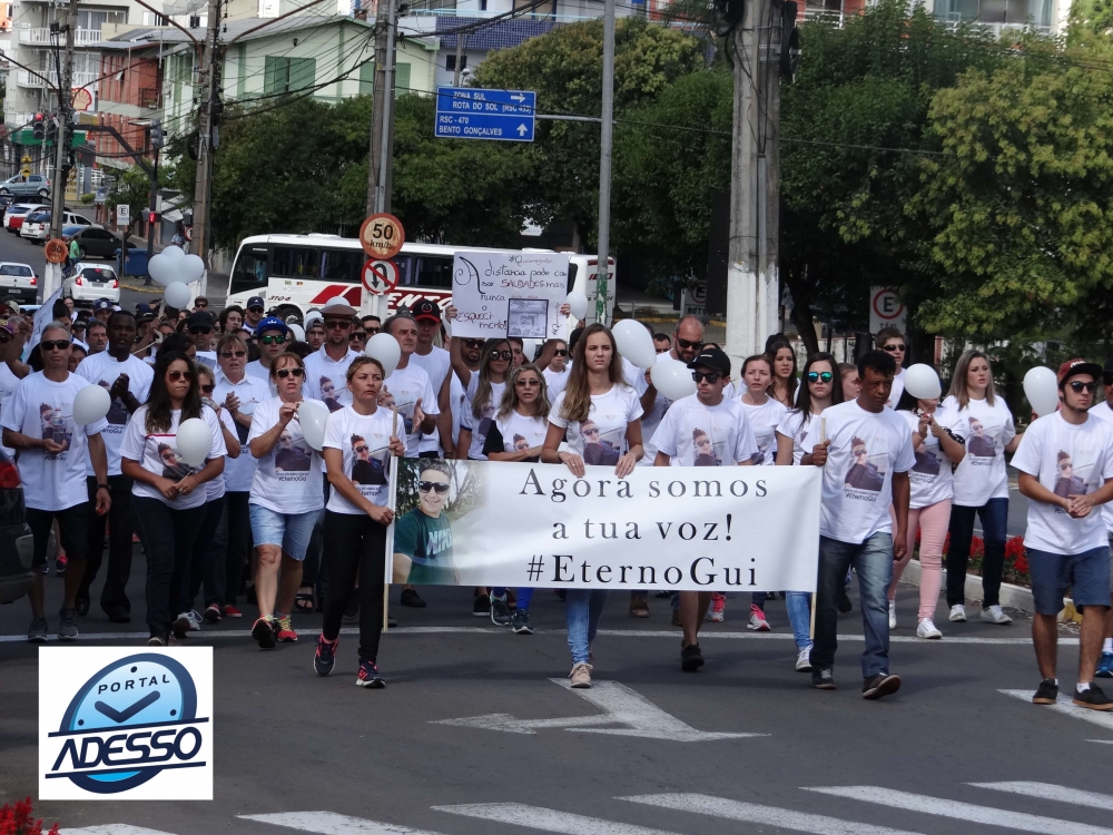 Dezenas de pessoas participam de caminhada em Garibaldi