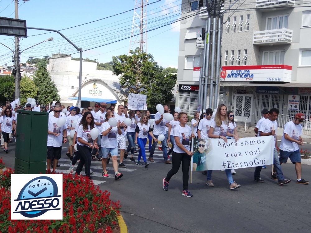 Dezenas de pessoas participam de caminhada em Garibaldi
