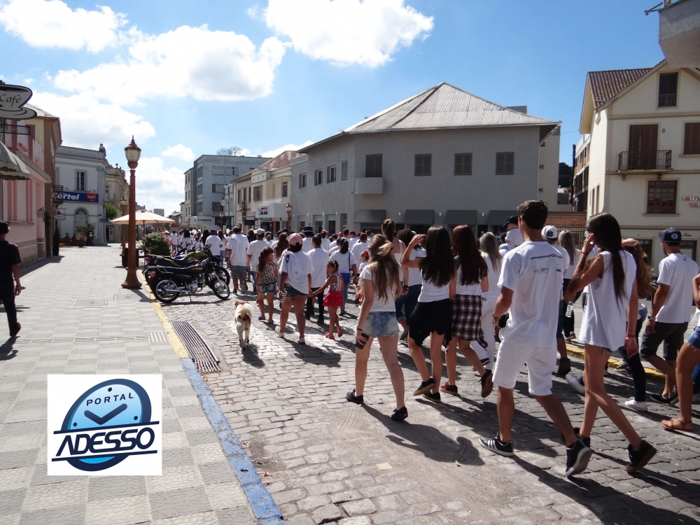 Dezenas de pessoas participam de caminhada em Garibaldi