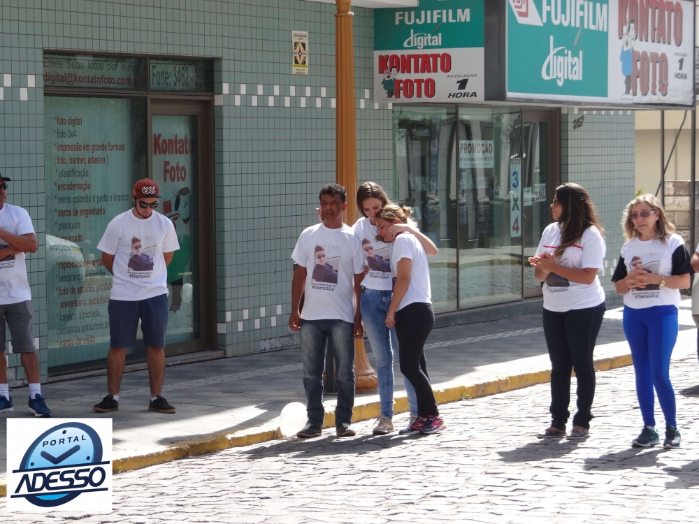 Dezenas de pessoas participam de caminhada em Garibaldi