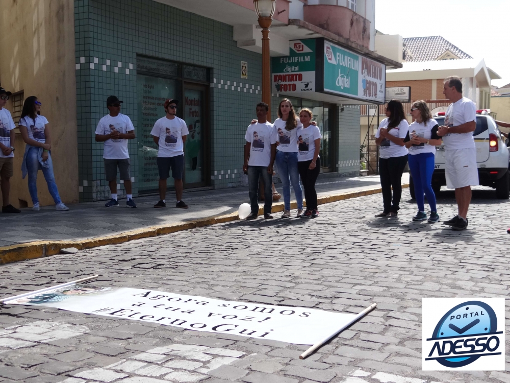 Dezenas de pessoas participam de caminhada em Garibaldi