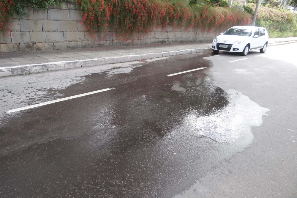Há quase 20 dias, água escorre pela Buarque de Macedo em Garibaldi