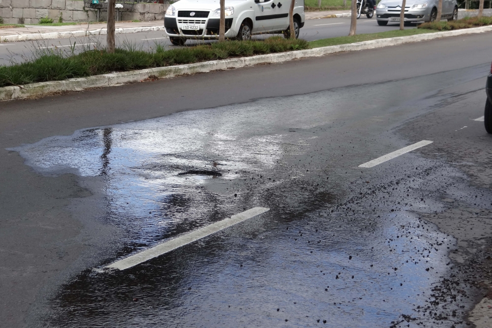 Há quase 20 dias, água escorre pela Buarque de Macedo em Garibaldi