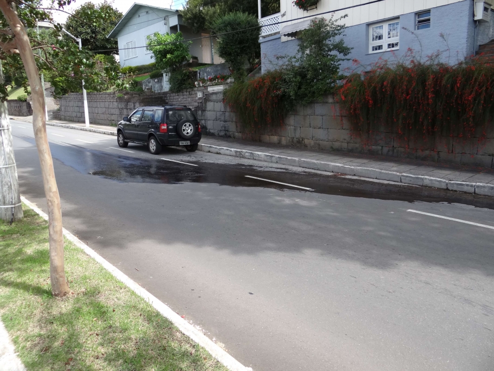 Há quase 20 dias, água escorre pela Buarque de Macedo em Garibaldi