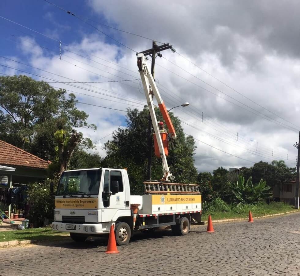 Postes de iluminação pública estão sendo revisados em Carlos Barbosa