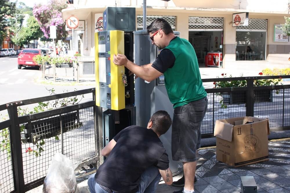 Com pedido de reajuste da tarifa negado, empresa troca parquímetros em Garibaldi