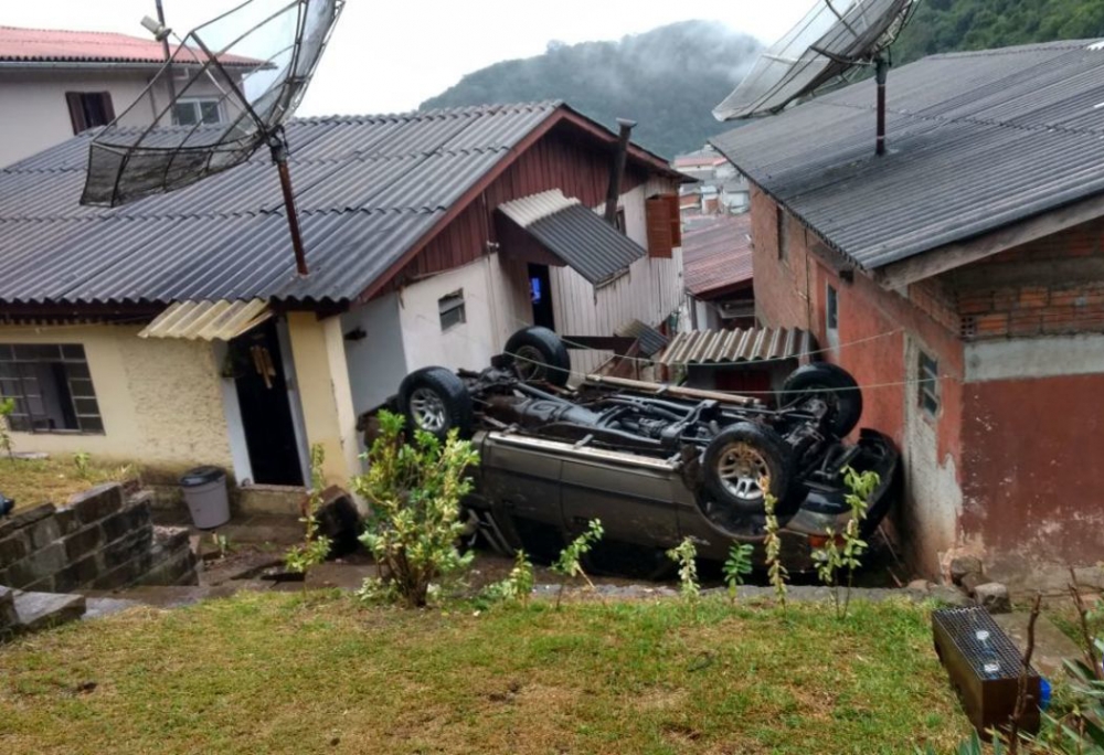 Pista escorregadia causa acidentes no mesmo trecho em Bento