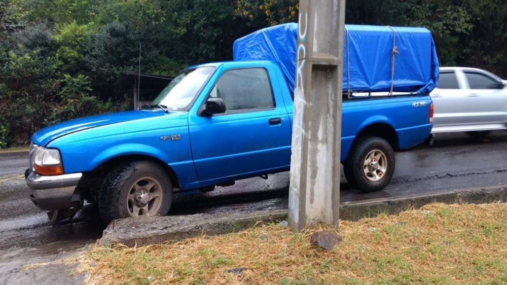 Pista escorregadia causa acidentes no mesmo trecho em Bento