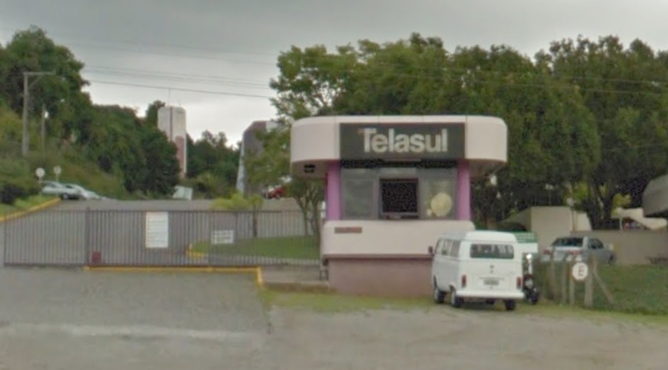 Com fuzil, criminosos tentam roubar caixa eletrônico na empresa Telasul