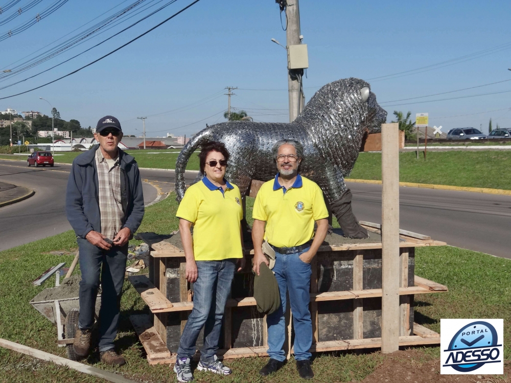 Lions Clube instala monumento no trevo de acesso a Carlos Barbosa