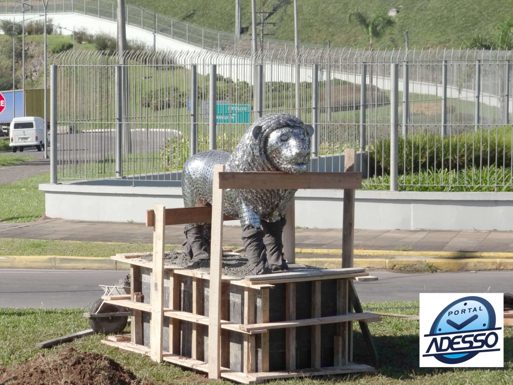 Lions Clube instala monumento no trevo de acesso a Carlos Barbosa