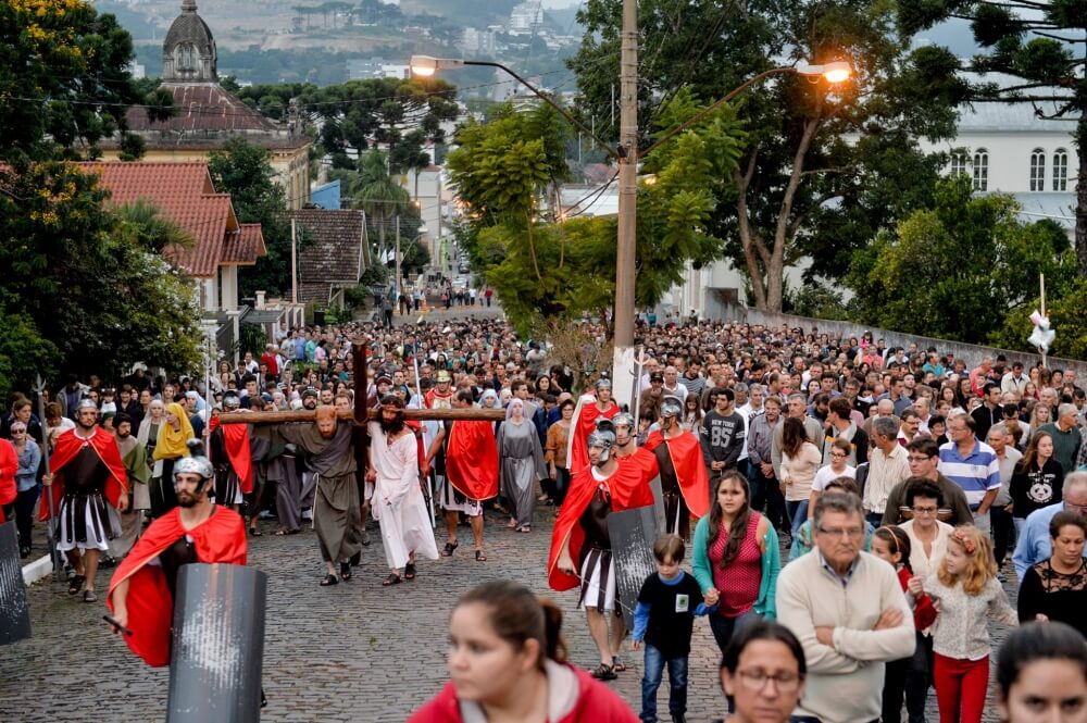 Paixão de Cristo reúne milhares de fiéis em Garibaldi, Carlos Barbosa e Bento