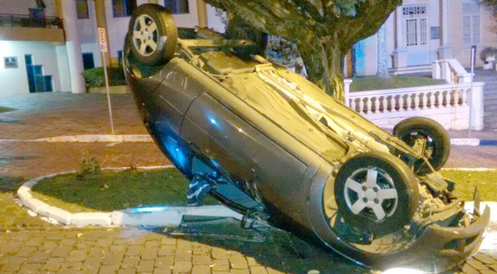 Carro capota em frente à Prefeitura de Garibaldi