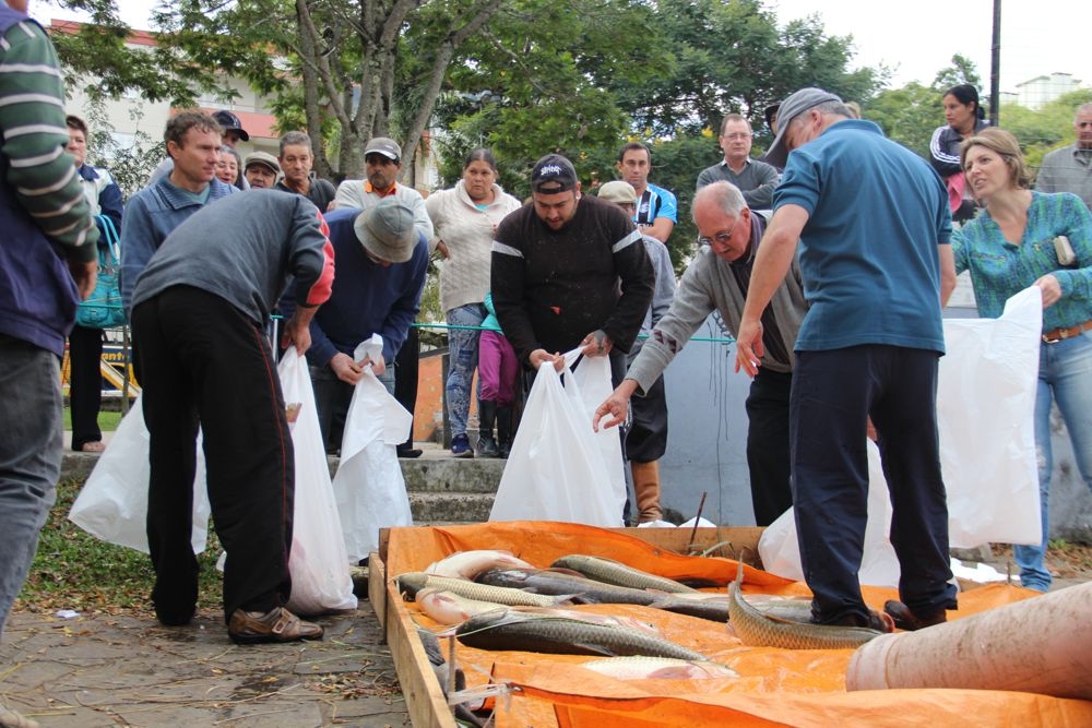 Feira do Peixe Vivo comercializa três toneladas de pescados em Garibaldi