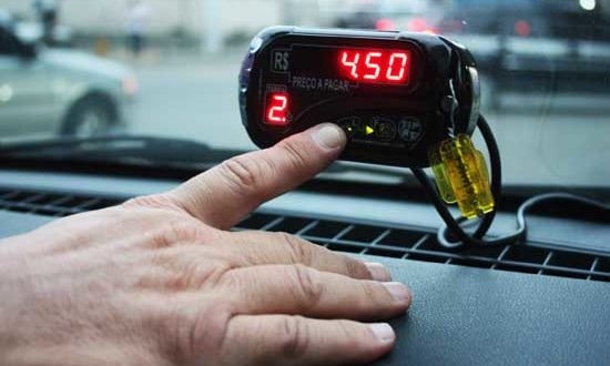Taxistas de Bento Gonçalves podem ser punidos se não usarem taxímetro