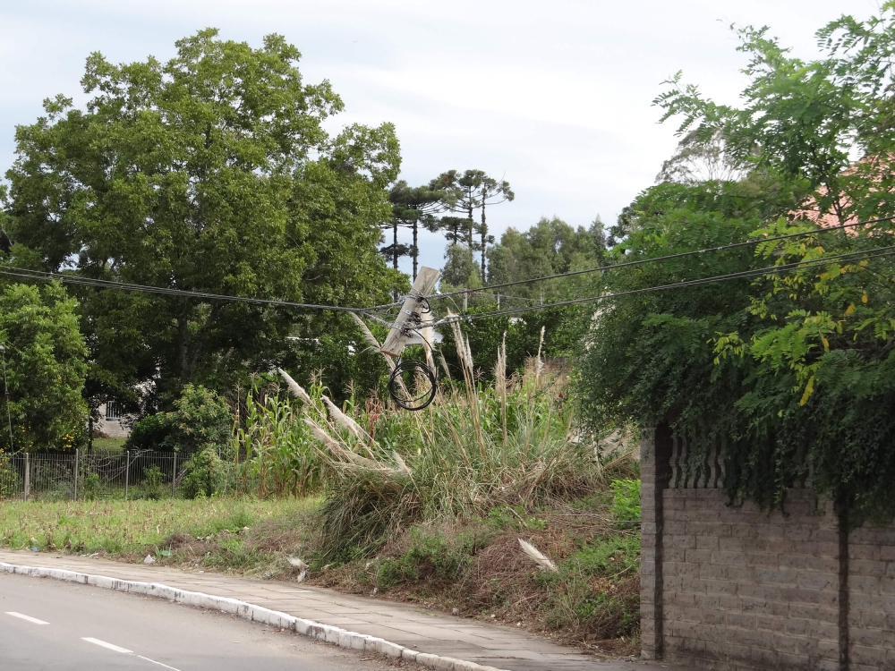 Oi troca postes na Buarque, mas serviço é feito pela metade