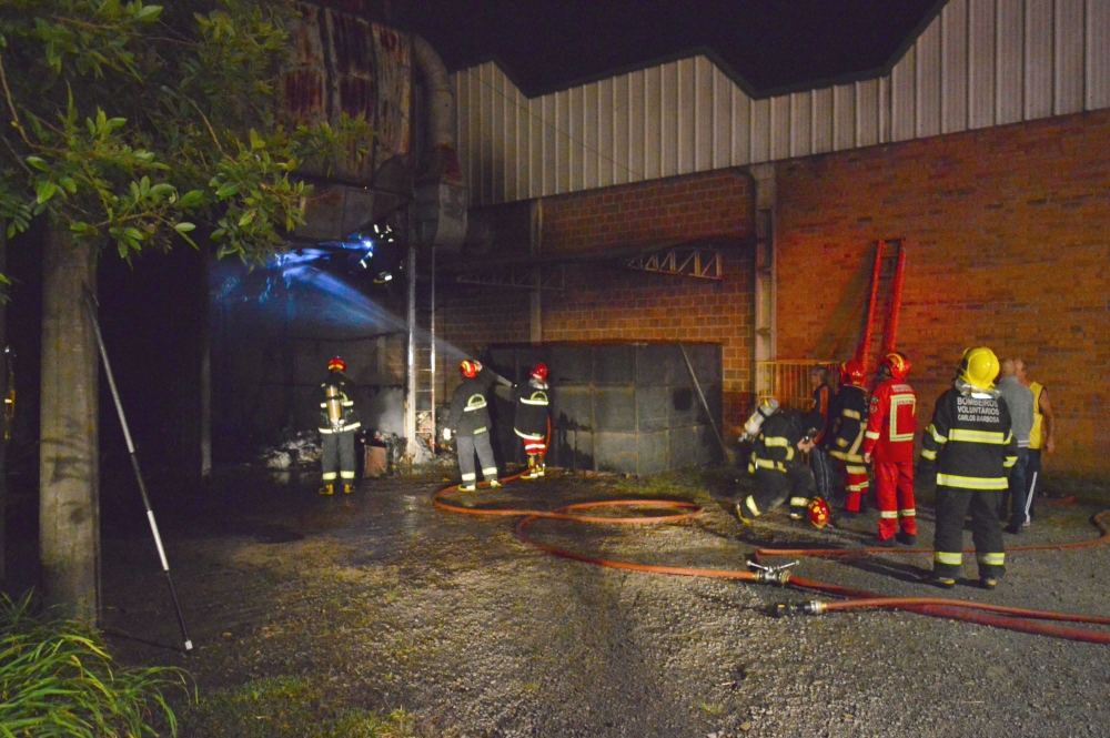 Fogo em indústria de móveis movimenta bombeiros de Garibaldi e Carlos Barbosa