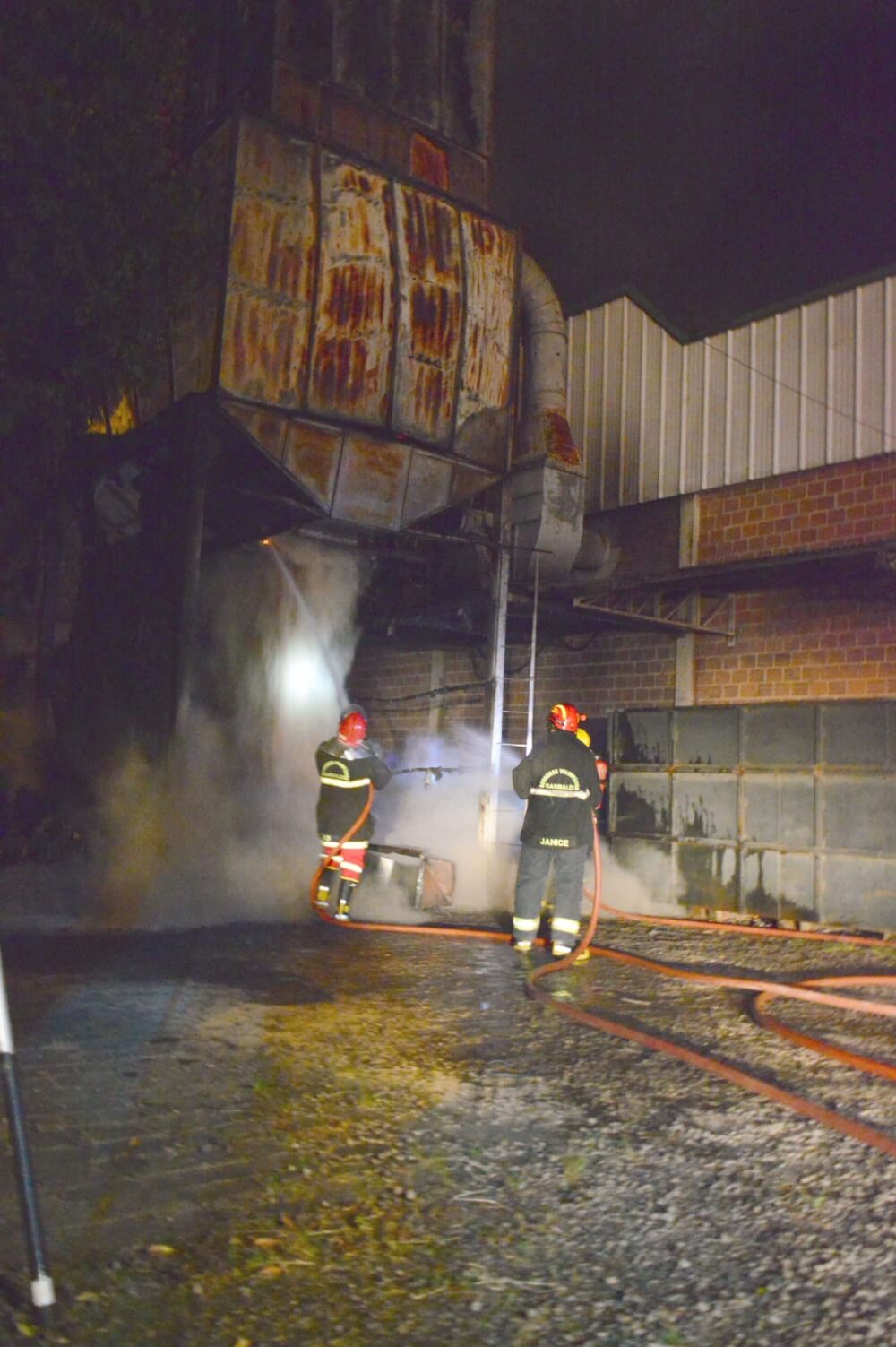 Fogo em indústria de móveis movimenta bombeiros de Garibaldi e Carlos Barbosa