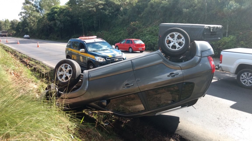 Mulher fica levemente ferida em acidente na BR-470