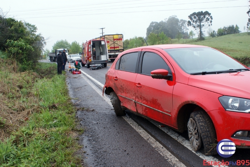 Saída de pista deixa condutor ferido em Carlos Barbosa