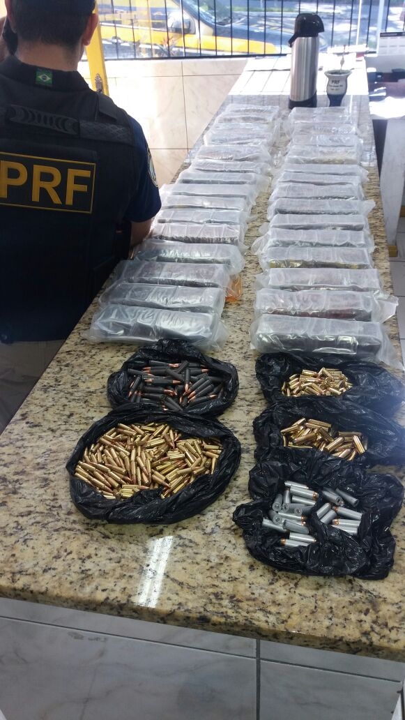 Polícia Rodoviária Federal prende homem com 25 kg de cocaína e 400 munições