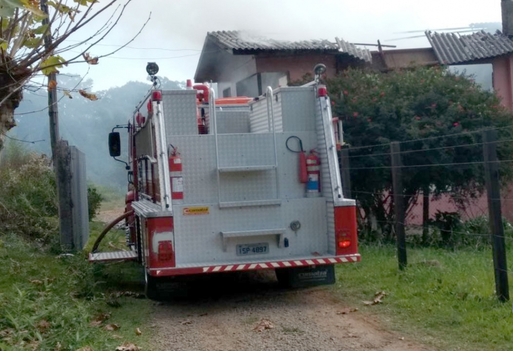 Bombeiros combatem fogo em casa abandonada na Garibaldina